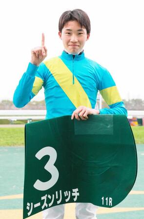 　毎日杯で重賞初勝利を飾った角田大河騎手＝２３年３月２５日、阪神競馬場