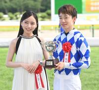 　関屋記念を制した松山（右）とプレゼンターの齊藤京子（撮影・佐々木彰尚）