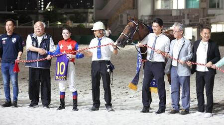 黒潮盃を制したダテノショウグンと御神本訓史騎手と関係者＝大井競馬場