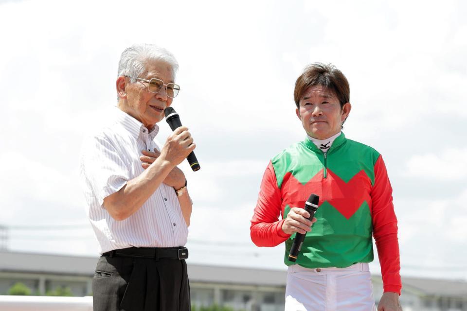 復帰初戦の２Ｒを制し、勝利者インタビューを受ける小牧太（提供・兵庫県競馬組合）