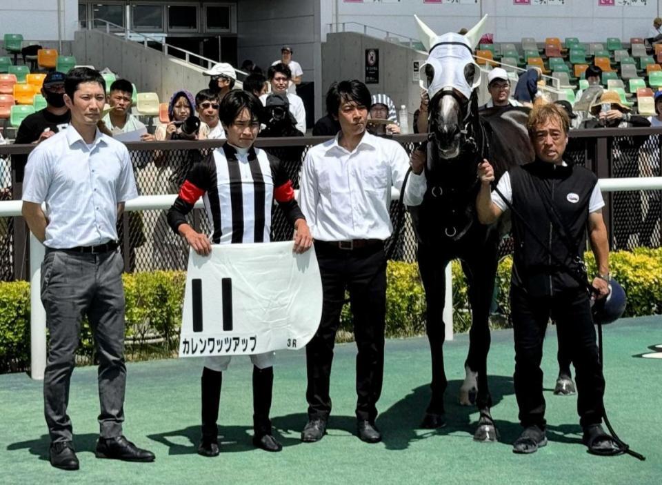 　弟の角田大河騎手死去後、初勝利の大和（左から２人目）