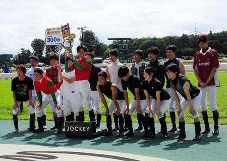 　３００勝達成で人形を掲げる石川裕紀人