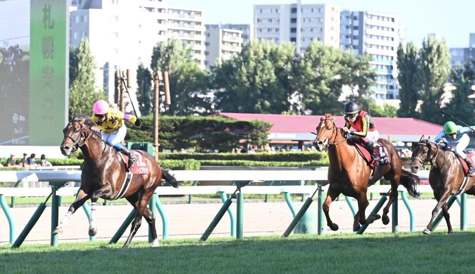 　札幌記念を制したノースブリッジ（左）＝撮影・園田高夫