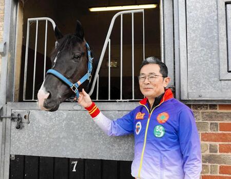 　現地調整中のドゥレッツァと尾関師（撮影・平松さとし）