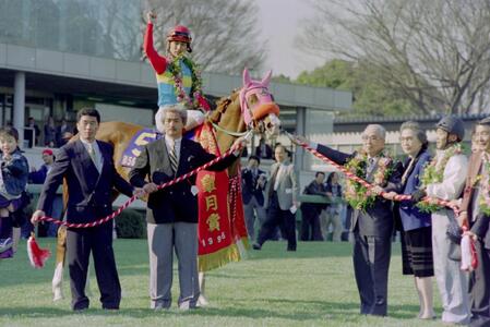 　皐月賞を制したイシノサンデーと四位洋文騎手＝９６年４月１４日、中山競馬場