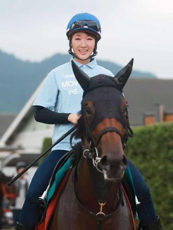 　永島まなみと自らが名付け親となったスリールミニョン（撮影・石湯恒介）