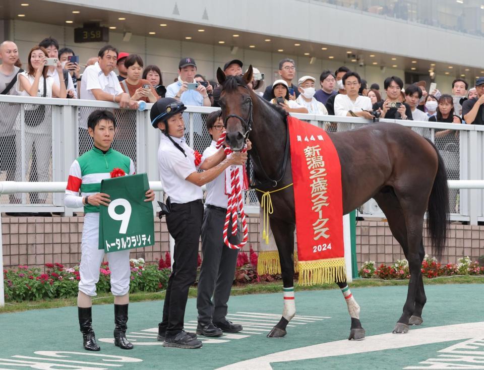 　新潟２歳Ｓを制したトータルクラリティと北村友（左）＝撮影・西岡正