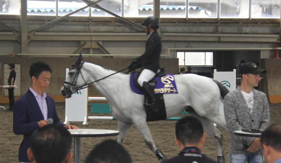 　日本での引退競走馬活用について話す北村宏（左）とルメール