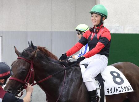 　１Ｒを勝利したマリノトニトゥルスの馬上で笑顔の大江原