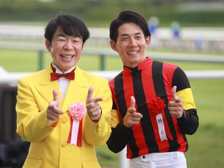 　ダンディ坂野（左）と笑顔でポーズする幸