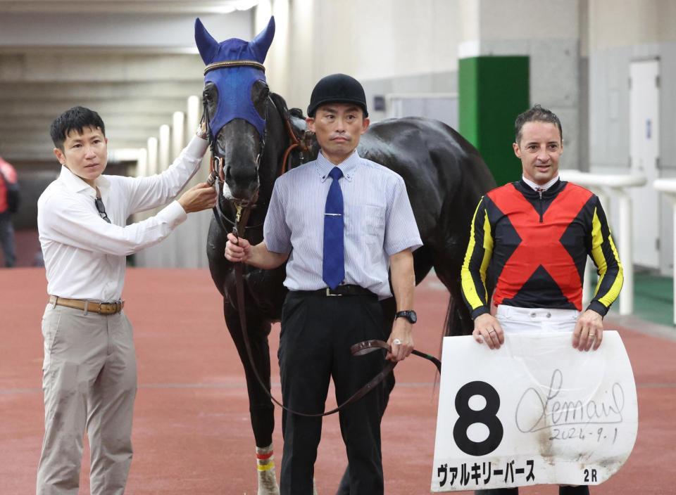 　２Ｒを勝利したヴァルキリーバースとルメール（右）。左は田中博師