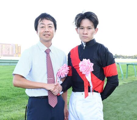 　１１Ｒ・紫苑ステークスを勝利し石川祐紀人騎手（右）と握手をかわす加藤士津八調教師（撮影・園田高夫）