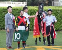 　口取り写真に納まるアスコリピチェーノと（左から）黒岩師、ルメール