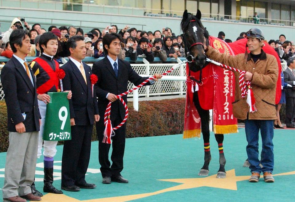 　ラジオたんぱ杯２歳Ｓを制したヴァーミリアンと武豊（左から２人目、３人目は石坂調教師）＝０４年１２月２５日、阪神競馬場