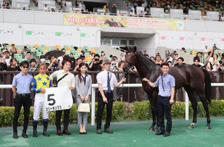 　スリーキングスでメイクデビュー中京を制した岩田康誠（左から２人目）ら＝中京競馬場