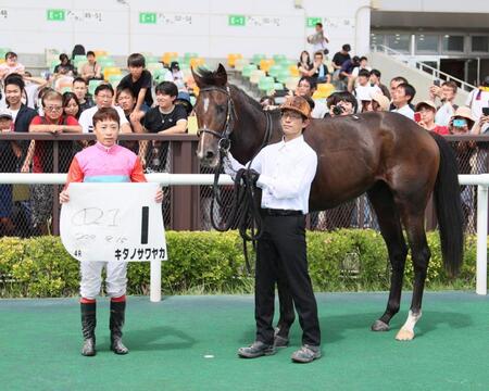 　キタノサワヤカでメイクデビュー中京を制した池添謙一（左）＝中京競馬場