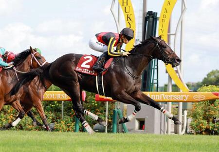 　馬場の真ん中を堂々と抜け出したクイーンズウォーク（撮影・石湯恒介）