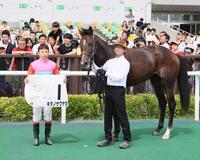 　キタノサワヤカでメイクデビュー中京を制した池添謙一（左）＝中京競馬場