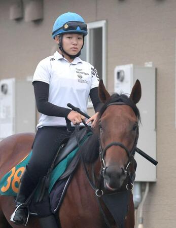 　２歳馬の調教に向かう小林美駒