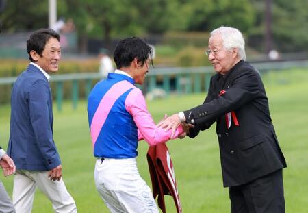 　浜中（中央）と握手を交わす松本オーナー、左は石橋師（撮影・石湯恒介）