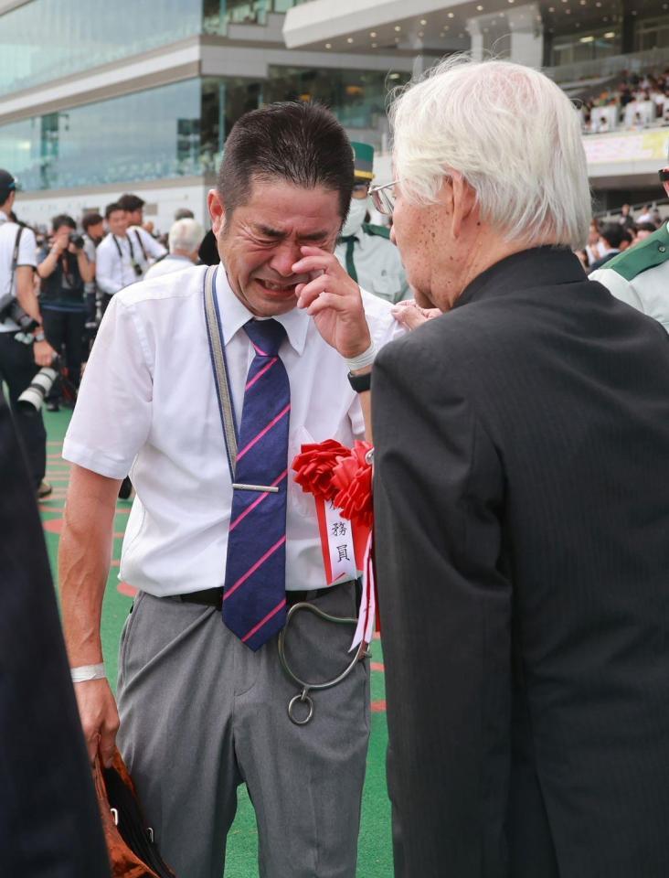 　松本オーナー（右）に声をかけられ、男泣きする上籠助手（撮影・石湯恒介）