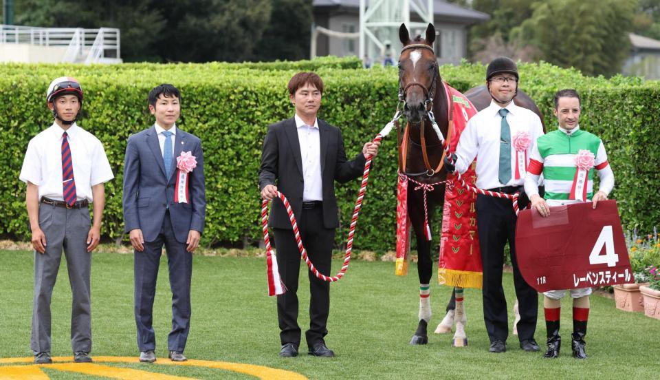 　オールカマーを勝利したレーベンスティールとルメール（右端）。左から２人目は田中博師