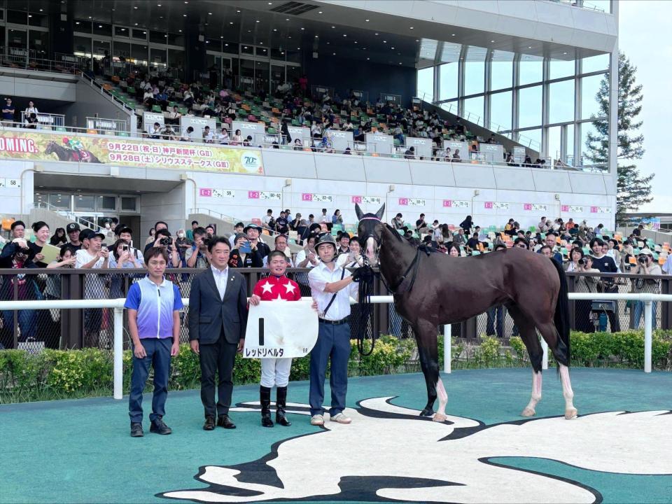 　中京６Ｒを制し帰国後初勝利を挙げた田口貫太騎手（左から３人目）