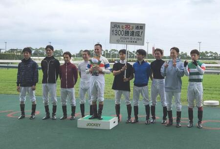 　中京７Ｒをヨウシタンレイで勝ち、ＪＲＡ通算１３００勝を達成したＭ・デムーロ