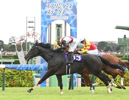 　先頭でゴールを駆け抜けたルガルとＧ１初制覇にガッツポーズする西村淳（撮影・園田高夫）