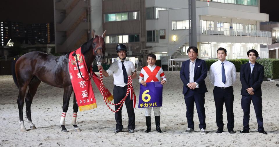 　東京盃を制したチカッパと横山典と関係者