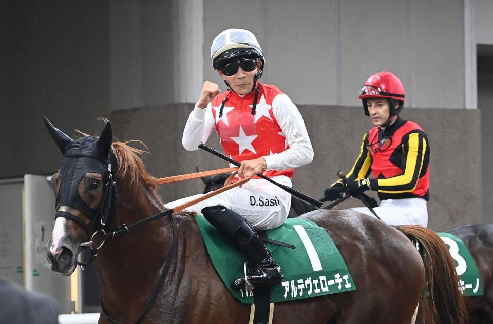 　サウジアラビアＲＣを勝利したアルテヴェローチェとガッツポーズする佐々木（撮影・園田高夫）