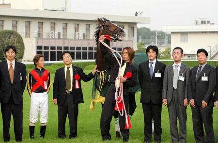 　菊花賞を制したデルタブルース＝０４年１０月２４日、京都競馬場