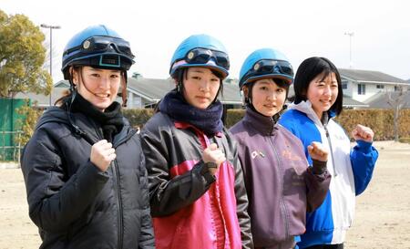 　栗東トレセンに勢ぞろいした（左から）藤田菜七子、永島まなみ、古川奈穂、今村聖奈＝栗東トレセン（撮影・石湯恒介）