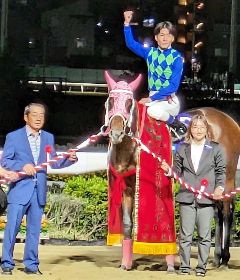 　重賞２勝目をゲットしたナニハサテオキの馬上でガッツポーズの森泰斗と平山真師（撮影・村上英明）