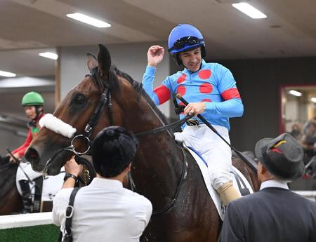 　初陣は４着に終わったアロンズロッドとルメール（撮影・園田高夫）