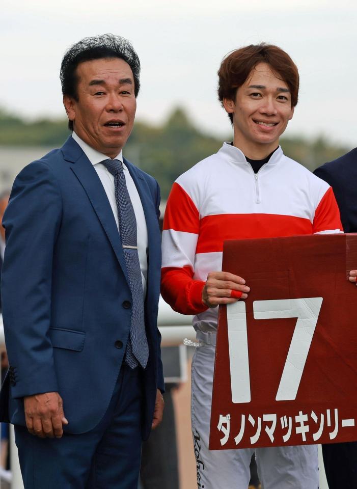 　笑顔を見せる松山（右）と藤原英師（撮影・石湯恒介）