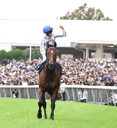 　スタンドのファンに向かってガッツポーズをする武豊（撮影・園田高夫）