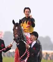 　パンジャタワーの馬上でガッツポーズをする松山（撮影・園田高夫）