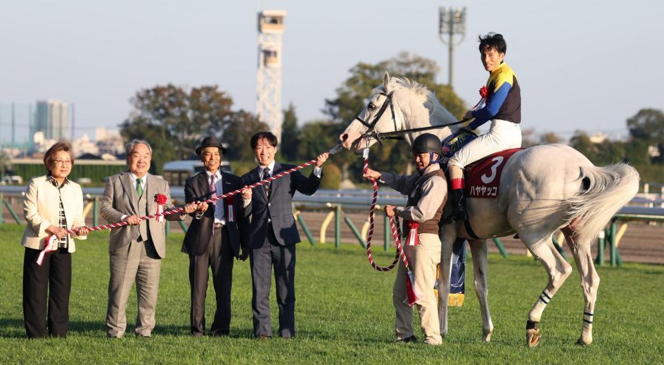 　アルゼンチン共和国杯を勝利したハヤヤッコと吉田豊。左から３人目は国枝師