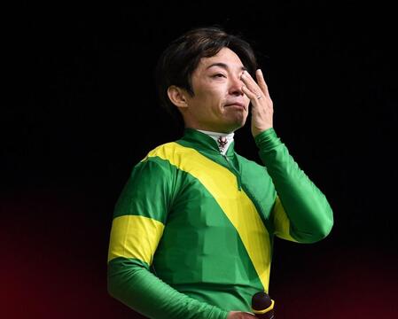 　地元での勝利に感極まって涙する川田将雅騎手