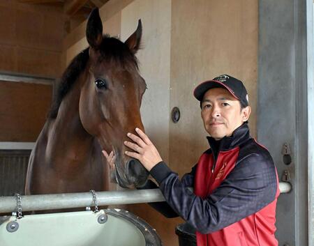 　ランフォーヴァウをなでる福永師（撮影・石井剣太郎）