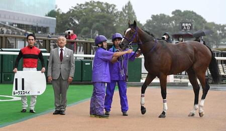 　２歳未勝利戦を勝利したルークスペイと永野猛蔵騎手（左）＝１０月