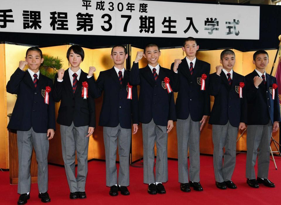 　入学式を迎えた（左から）小沢大仁、永島まなみ、永野猛蔵、西谷凜、松本大輝、水沼元輝、横山琉人＝２０１８年４月