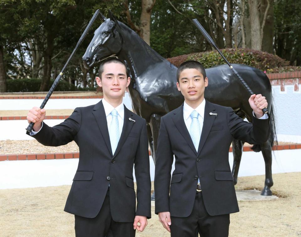 　ムチを手にする永野猛蔵騎手（左）と横山琉人騎手＝２０２１年２月