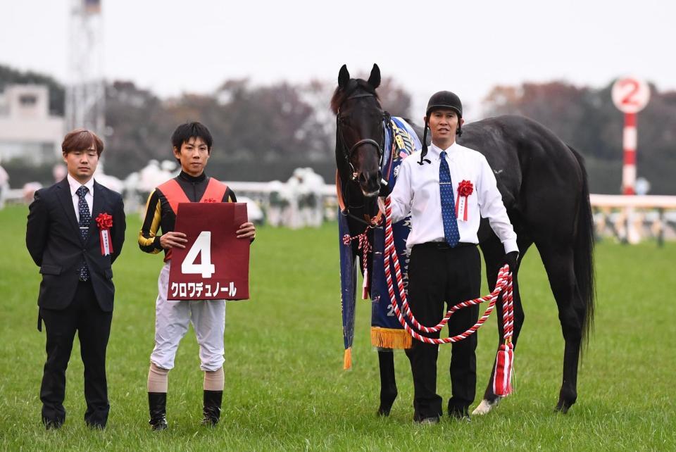 　東スポ杯２歳Ｓを勝利したクロワデュノールと北村友（左から２人目）＝撮影・園田高夫