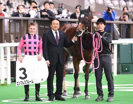 　２歳未勝利を制したエンプレスフレーム。（左から）マーカンドとＪＲＡ通算５００勝達成の上原博師（撮影・園田高夫）