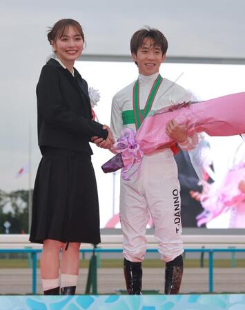 　内田理央（左）から祝福される団野（撮影・石湯恒介）