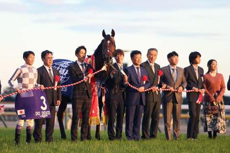 　ジャパンＣを勝利したドウデュースと（左から）武豊、松島オーナー。右から５人目は友道師