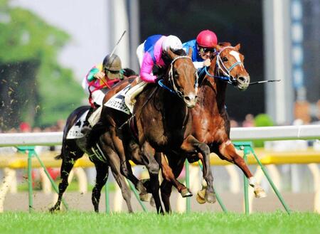 　日本ダービーを制したメイショウサムソン（中央）＝０６年５月28日、東京競馬場