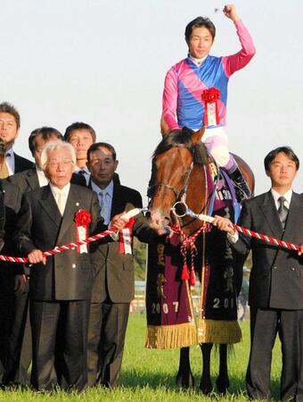 　武豊の騎乗で天皇賞・秋を制したメイショウサムソンと松本好雄オーナー（左）＝07年10月28日、東京競馬場